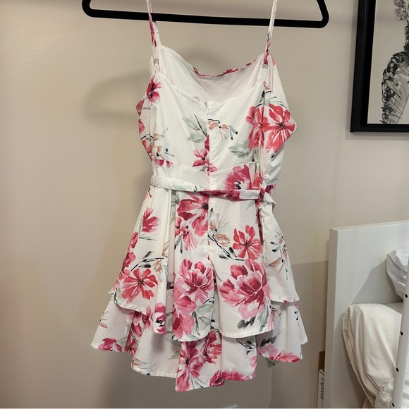 Soft and feminine floral elegant, dainty romper from Ally Fashion size large/14 - Picture 2 of 10